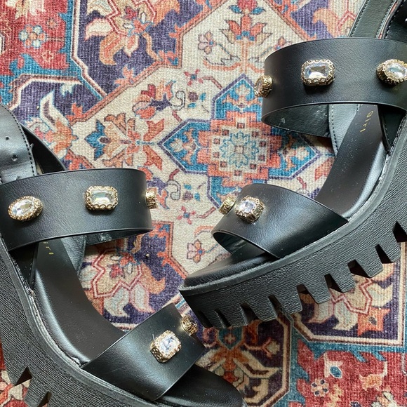 Super Cute Sandals - Picture 3 of 5